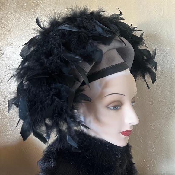 GRANDIOSE 1950's TAUPE FELT LARGE BRIMMED HAT WITH BLACK FEATHERS - Picture 2 of 10